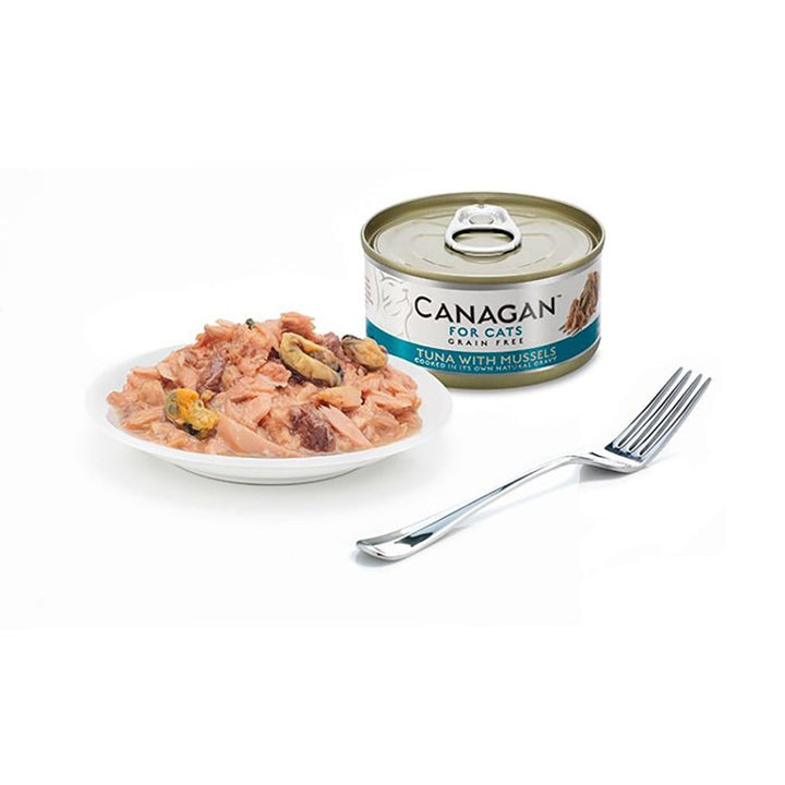 Canagan Tuna with Mussels served on a plate beside the can, flaked tuna with whole mussels in its own gravy