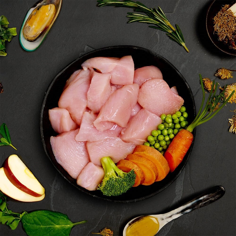 Fresh chicken, sweet potato, peas, carrot, broccoli, apple and green lipped mussel, the ingredients in Canagan Chicken Hotpot