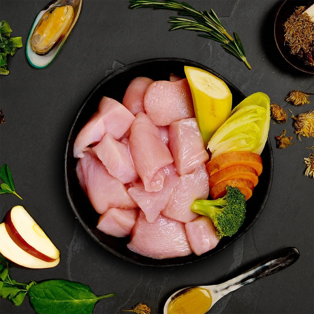 Fresh chicken, sweet potato, carrot, broccoli, banana, apple and green lipped mussel, the ingredients in Canagan Free-Run Chicken