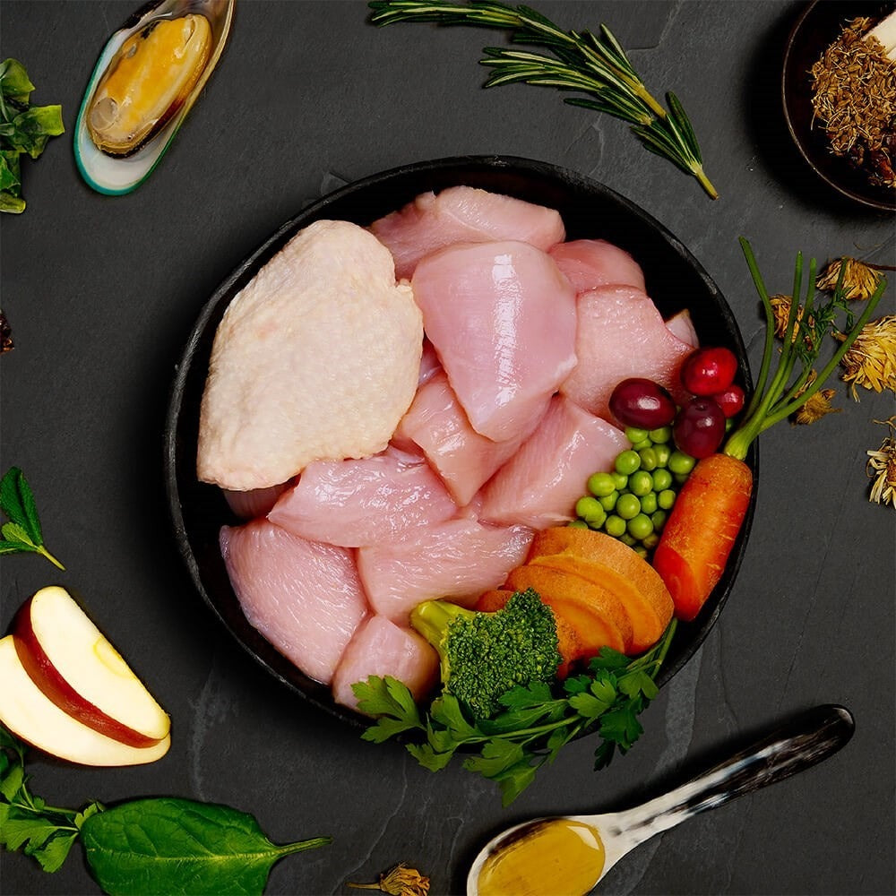 Fresh chicken, sweet potato, peas, carrot, broccoli, cranberries, apple and green lipped mussel, the ingredients in Canagan Senior Feast